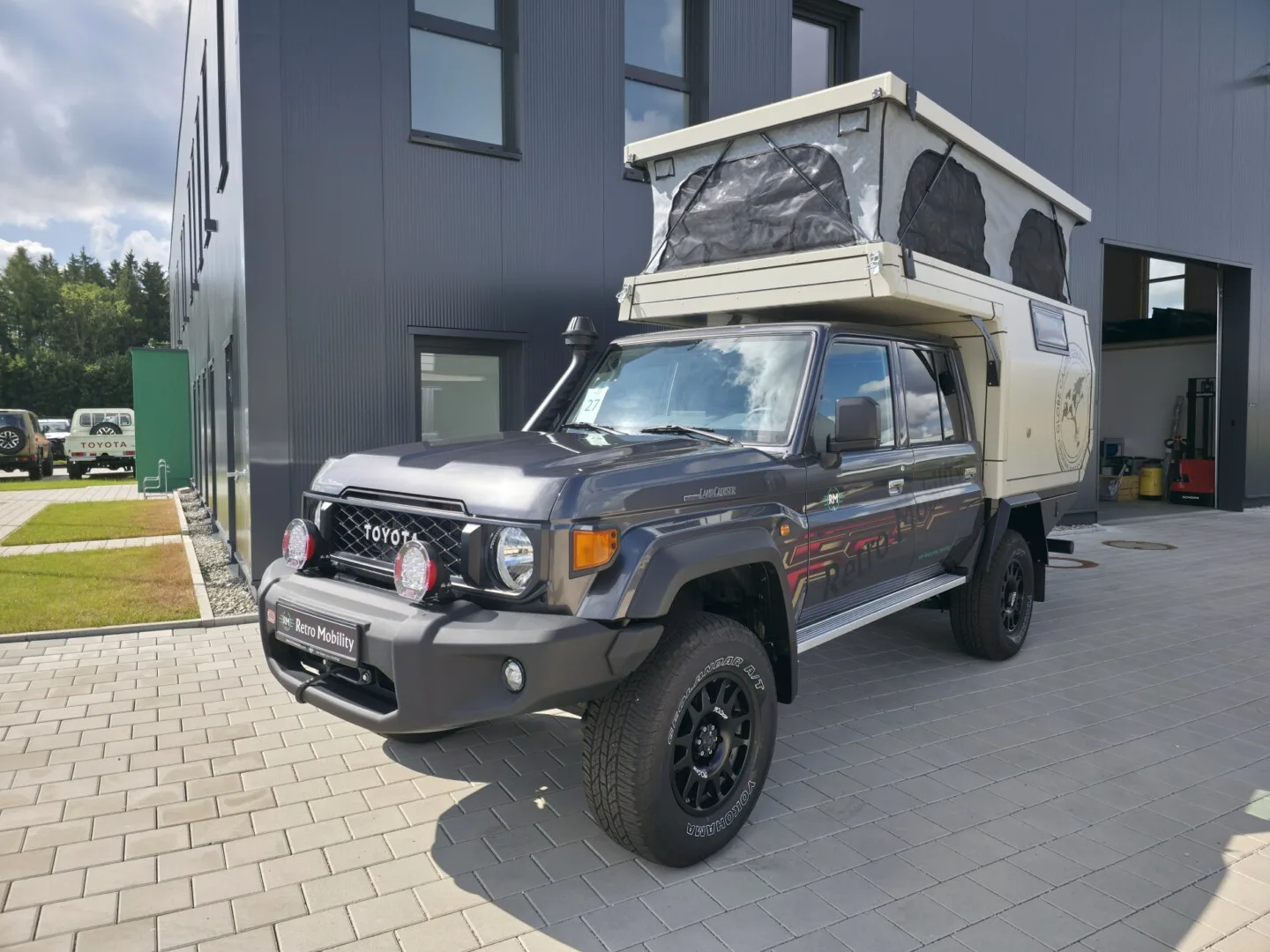 Toyota Land Cruiser J79 Double Cab mit Wohnkabine